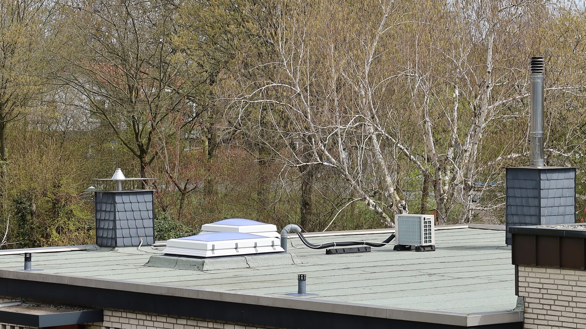 Ein Kühlmittel-Kompressor auf dem Dach – die Außen- nicht mit der Innenluft mischen